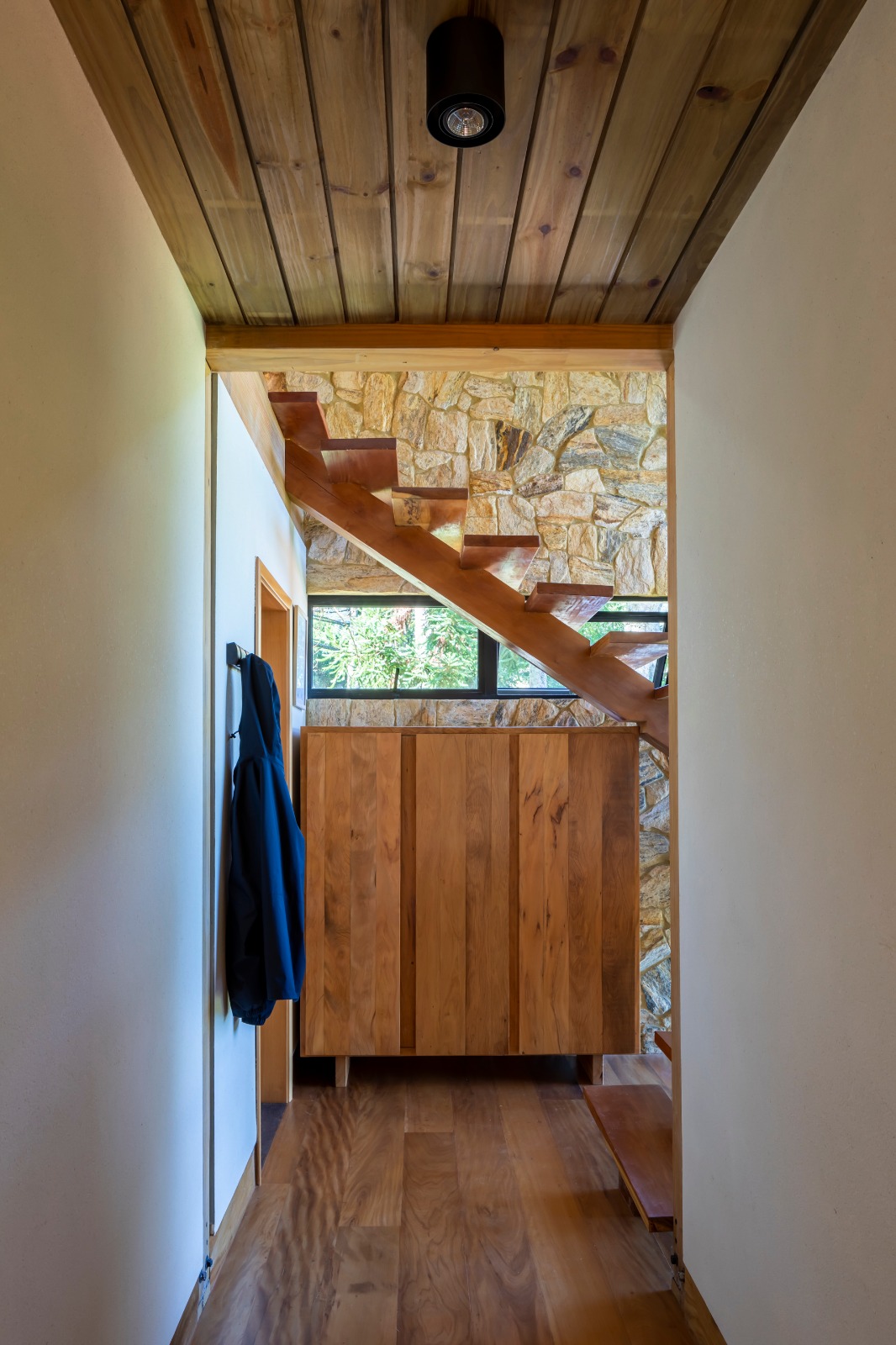 Galpão / Barn — escada em madeira maciça com parede de pedra