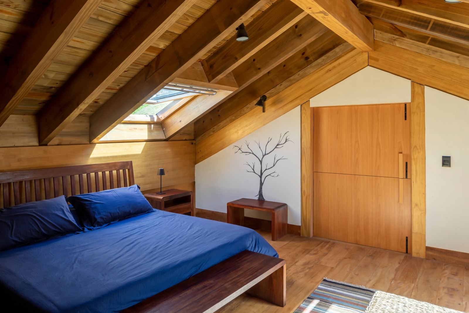 Interior em madeira — quarto com vigas MLC expostas
